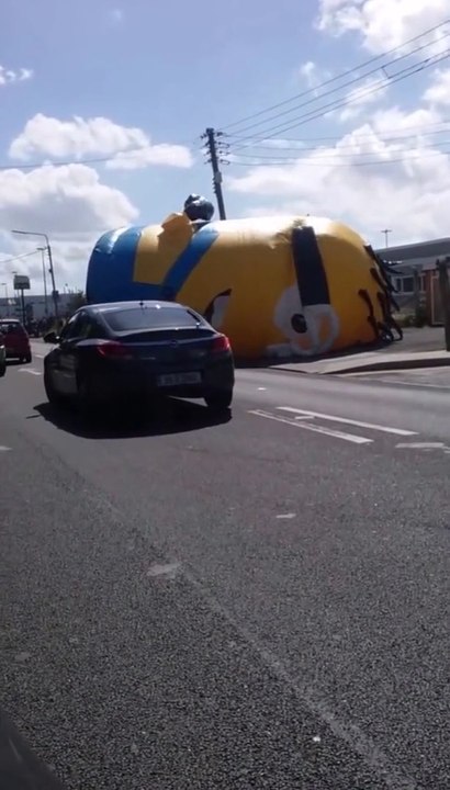 Giant Minion Balloon attacks cars on Dublin's road - USA