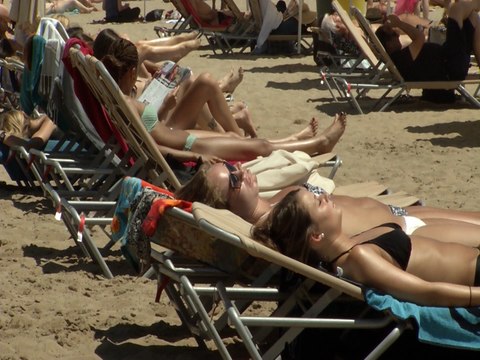 Playa, pareja y cervezas, combinación perfecta del verano
