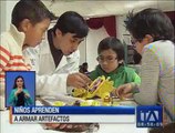 Niños aprenden a armas artefactos en el taller vacacional de Mecatrónica