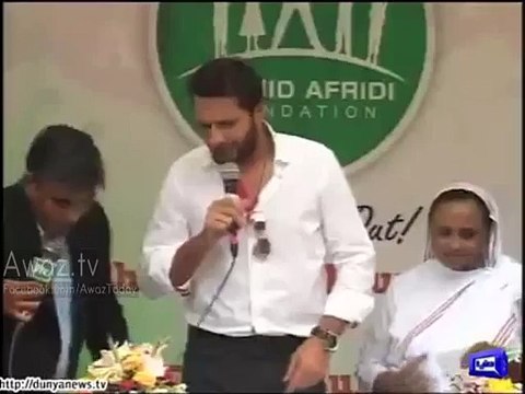 Watch Shahid Afridi's reaction to firing on Wasim Akram's car