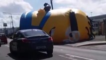 Attaque d'un Minion géant sur une route de Dublin