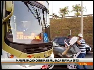 MORADORES FECHAM A EPTG DURANTE PROTESTO