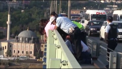 Önce köprüden sarktı sonra denize düştü