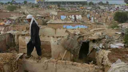 Un asentamiento de refugiados afganos en Pakistán queda en escombros