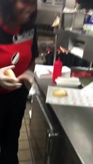 CHOC ! Elle frotte le sol avec un pain de hamburger avant de la servir au client !