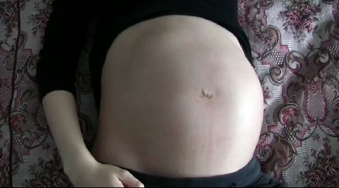 Живот беременной, танцует !!!  Pregnant belly, dancing.