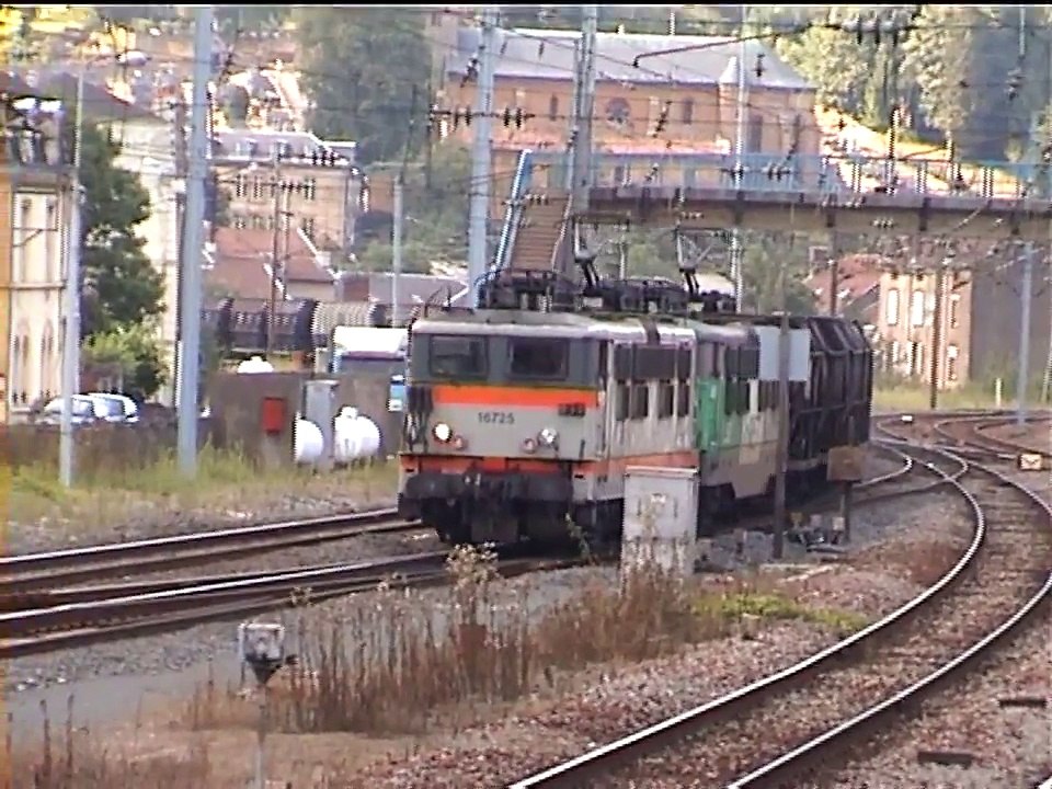 SNCF, 06/08/2002, en gare de Longuyon et Longwy, passage de trains marchandises et voyageurs (DV)