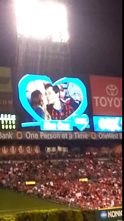 Kiss cam fail : angels game