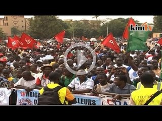 Скачать видео: Rakyat Burkina Faso mogok bantah harga barangan naik