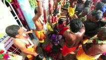 頭でかち割る！インドのココナッツ割り祭り