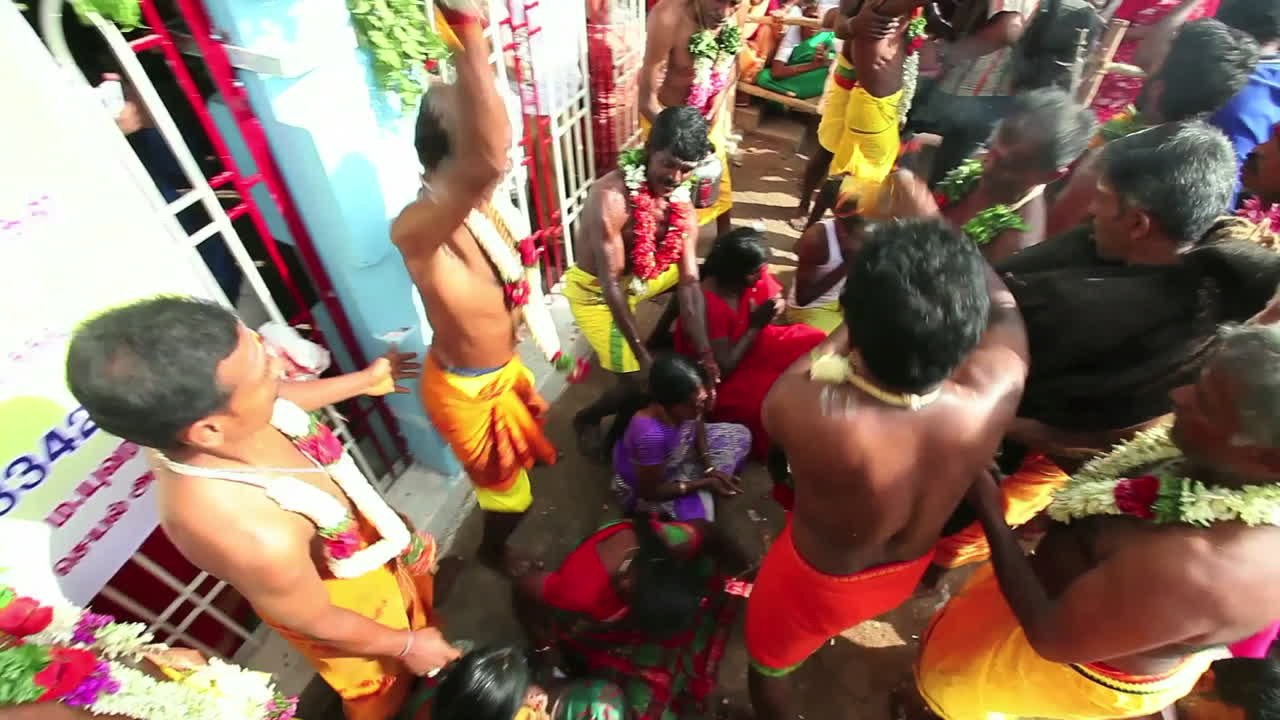Komisches Ritual: Hindus lassen sich Kokosnüsse auf Kopf zerschlagen!