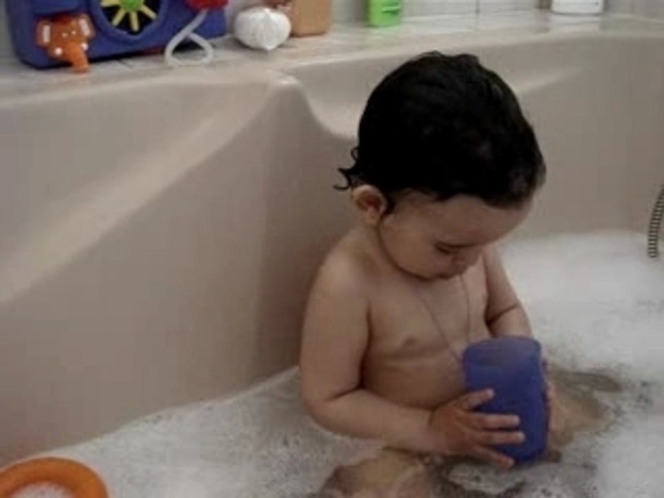 hugo dans le bain