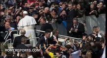 El Papa Francisco vuelve a bajarse del papamóvil para saludar a algunos enfermos