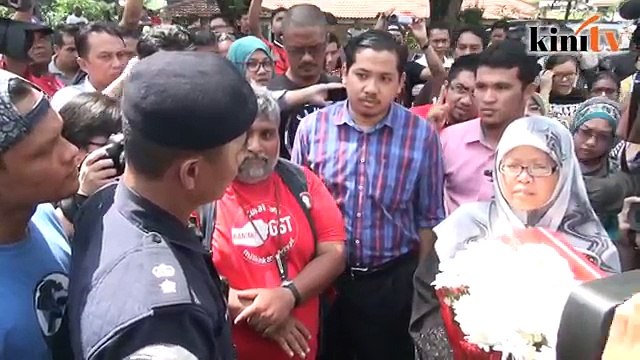 Anjing, polis anti rusuhan sambut aktivis anti-GST