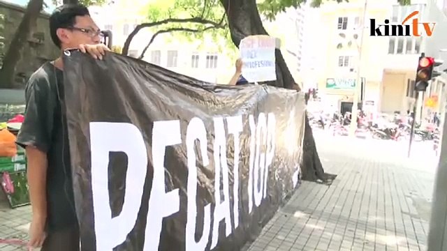 Aktivis pasang kain rentang 'Pecat IGP'