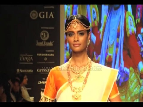 Chitrangada Singh Looking gorgeous in red and gold lehenga On The Ramp For Shobha Shringar At IIJW 2015.