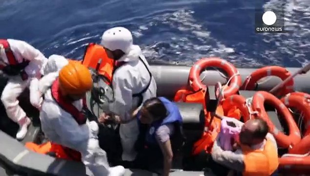 Италия: из 700 беженцев с перевернувшегося судна спасены 400