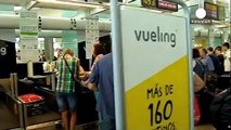 مئات حقائب السفر في مطار ال بارت الاسباني تنتظر أصحابها