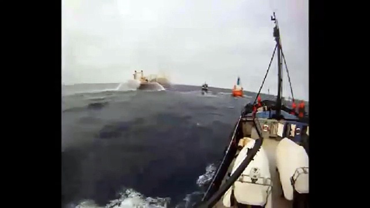 Sea Shepherd - Blocking refueling access!
