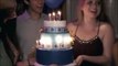 Elle met le feu à ses faux cils en soufflant les bougies de son gâteau d'anniversaire - FAIL
