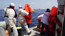 Images de migrants repêchés dans l'océan après un naufrage
