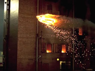 Un humanoïde enflammé volant traverse le ciel de New York