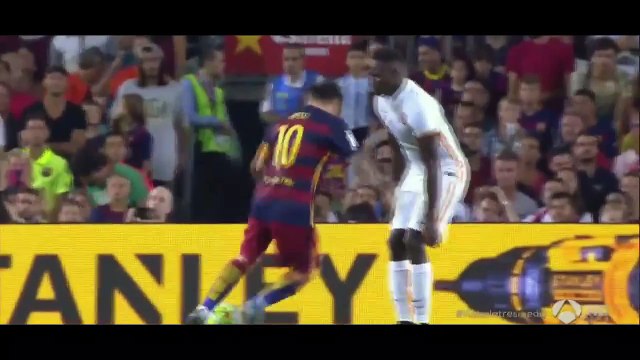 Lionel Messi met un coup de tête à Mapou Yanga-Mbiwa