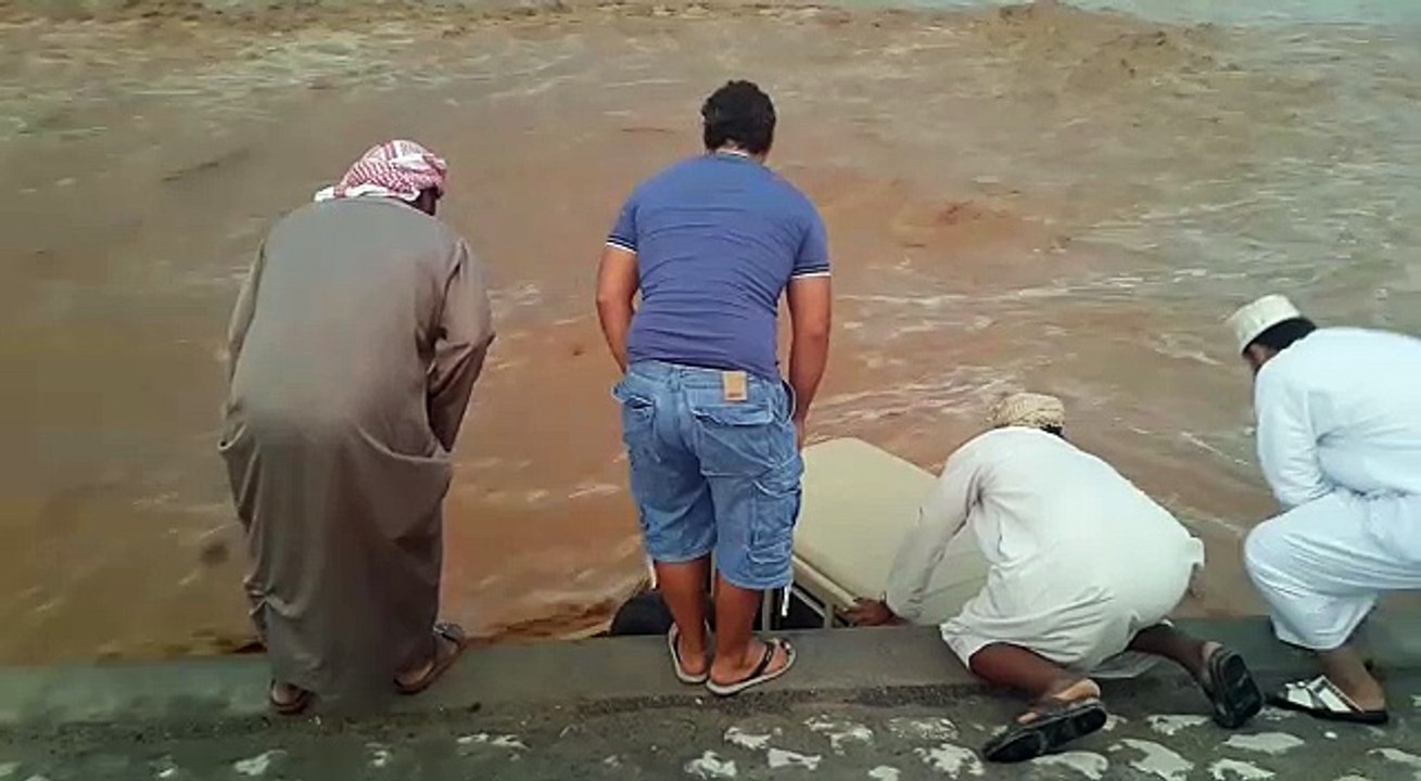 انقذوووه من السيل