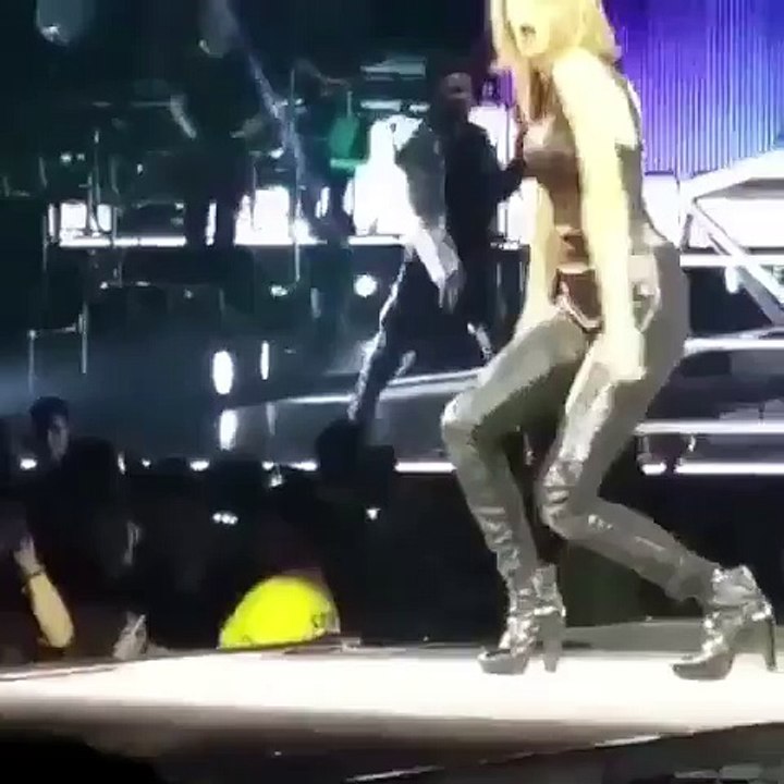 Taylor Swift Freak The Hell Out When Fan GRABS Her On Stage!