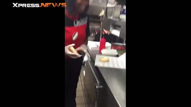 Elle nettoie le sol avec un pain à burger puis le garnit pour le servir aux clients