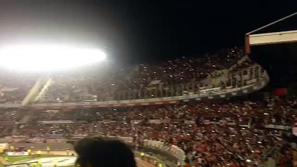 Todo el Estadio Monumental canta