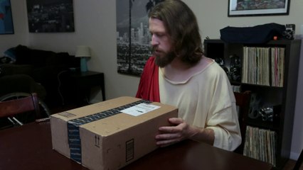 Jesus Christ reçoit sa couronne d'épine et ouvre e paquet comme si c'etait un iPad!