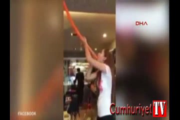 Çinli Kız Bir metrelik balonu böyle yuttu