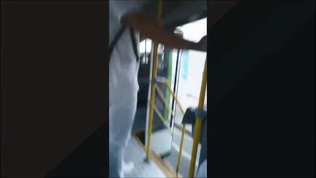 Motorista do Transcol ignora apelo de passageiros e trafega com portas abertas