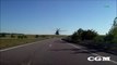 Un hélicoptère vole au-dessus d'une route