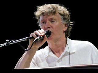 Steve Winwood -   Christmas Is Now Drawing..