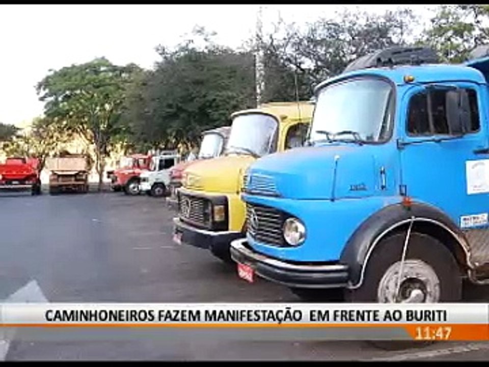 CAMINHONEIROS FAZEM MANIFESTAÇÃO EM FRENTE AO B...