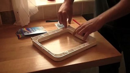 Installation de la grande chatière à puce électronique dans un mur - SureFlap