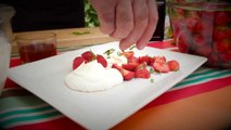 Recette de dessert léger en sucre et fort en goût : fromage blanc de chèvre au miel et fraises du Gers, parfumé au basilic Thaï