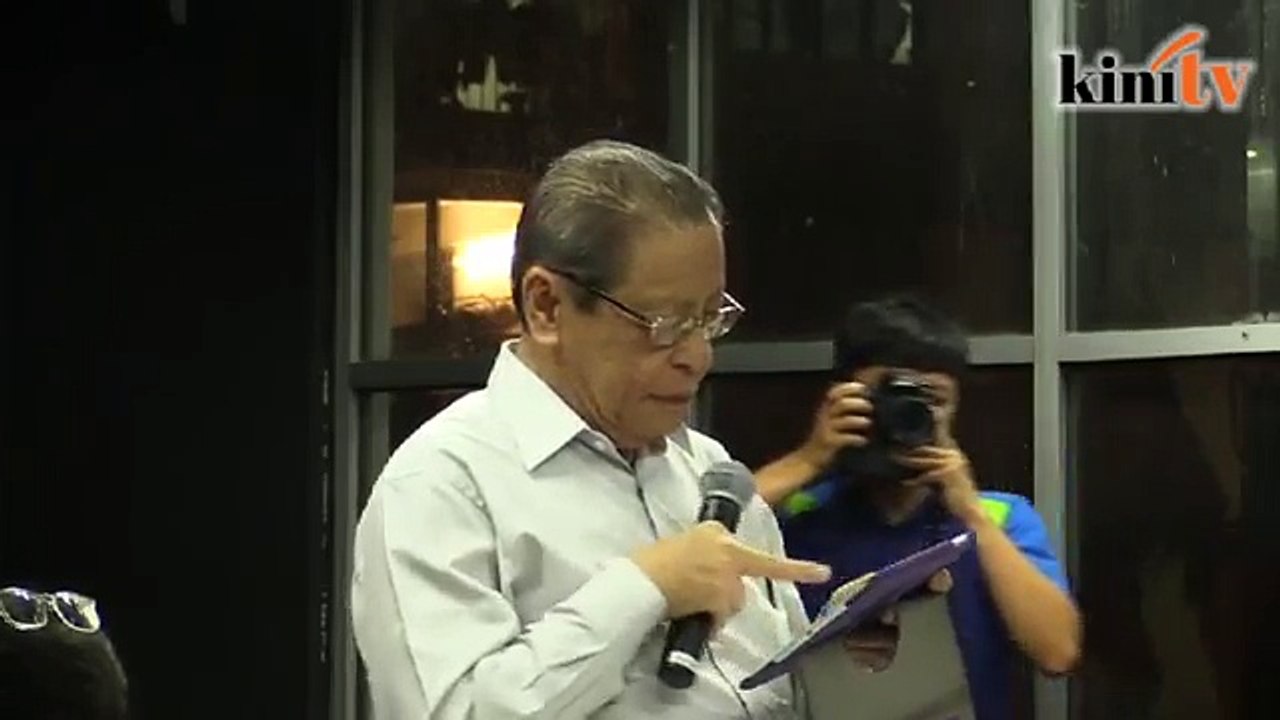 Saya sedia bersama Dr M, Muhyiddin, kata Lim