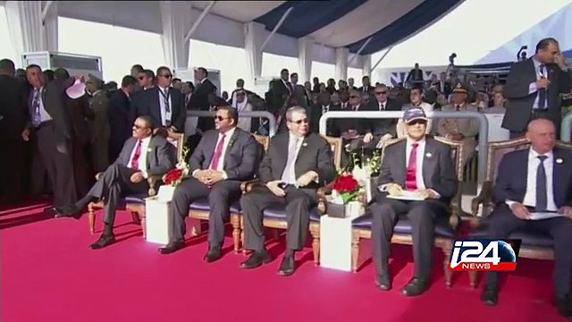 Inauguration en grande pompe du nouveau canal de Suez