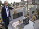 Slimane AZEM - Brahim SACI se recueille sur la tombe du maître à Moissac