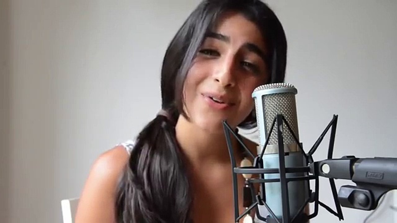 فتاه جميله + صوت رائع = ( اغنية روعه )