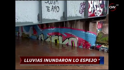 Vecinos de Lo Espejo tuvieron que sacar botes para trasladarse por la inundación