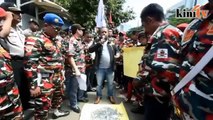 Warga Indonesia serah syiling ke Kedutaan Australia