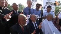 Protes gondol rambut depan Parlimen untuk Anwar