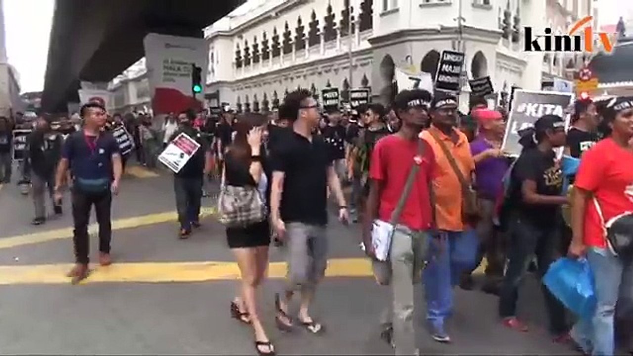 4:05 petang: Sogo mula bertukar jadi lautan hitam manusia