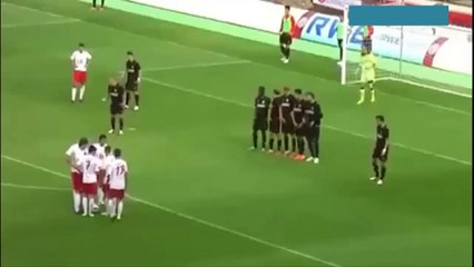 راقب كيف تمكن 6 لاعبين من تسجيل ركلة حرة مباشرة