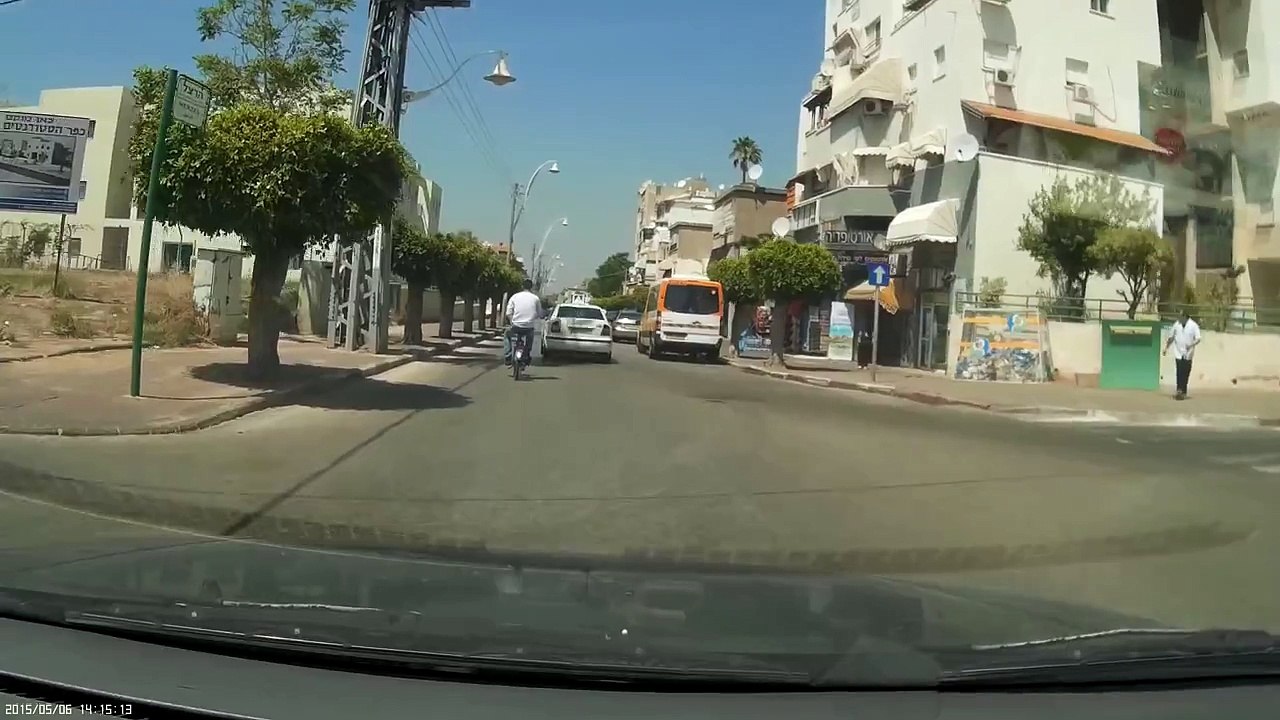 רוכב אופניים חשמליים כמעט תאונה.