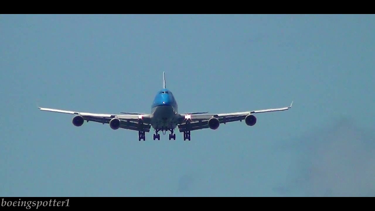 KLM Boeing 747-400 landing at St. Maarten!